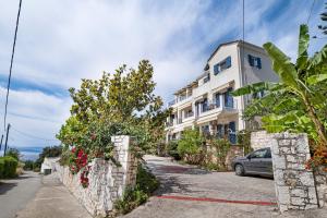 a building on a street with a car parked in front at Panorama apartment 2 in Póndi