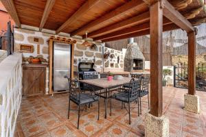 a kitchen with a table and chairs on a patio at Casa Elvira in Chimiche