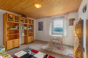 a living room with a table and a window at Ferienwohnung Schloss-See-Bergblick in Waldeck