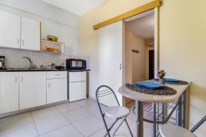 a kitchen with a table and chairs in a room at Studio Phaethon in Póndi