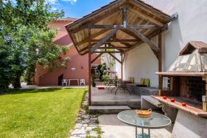 an outdoor patio with a table and a fireplace at Studio Phaethon in Póndi