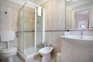 a bathroom with a toilet and a shower and a sink at Páteo da Várzea 5 in Colares +13 photos