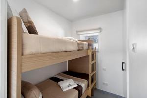 two bunk beds in a small room at Ninho do Rei in Fátima +37 photos