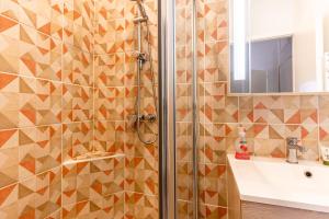 a bathroom with a shower and a sink at Maisonnette Biscarosse in Biscarrosse