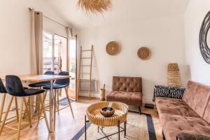 a living room with a couch and a table at Maisonnette Biscarosse in Biscarrosse