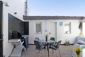 a patio with a table and chairs in a room at Casa Mia Jacuzzi Exterior in Ronda