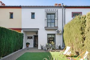 a white house with a green lawn at Casa Mia Jacuzzi Exterior in Ronda