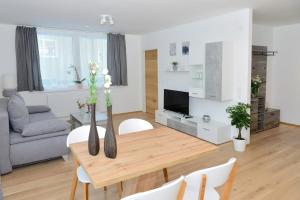 a living room with a table with vases on it at Apartment Olperer in Mühlbachl