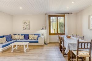 a living room with a blue couch and a table at Apartamento Bajo 2 in Begur