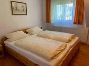 two twin beds in a room with a window at Äckerhof in Wolfach