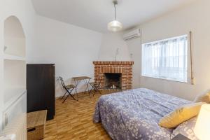 a bedroom with a bed and a fireplace at Alojamiento cerca de Puy de Fou in Manzaneque