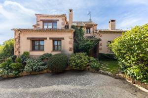 an old house with a driveway in front of it at Dalt La Figuera in La Higuera