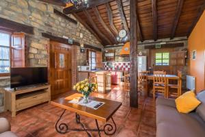 a living room with a tv and a table at Apartamento Juntana 2 in Villacarriedo