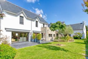 a large white house with a yard at Villa Ker Minet - Hoedic - 6 pers in Piriac-sur-Mer