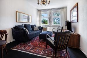 a living room with a blue couch and chairs at Landhaus Heiddorf in Neu Kaliß