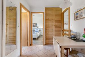 a kitchen with a table and a room with a bed at Auszeit an der Eider in Hennstedt