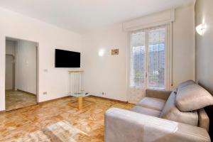a living room with a couch and a tv at Gravedona Lake Como in Consiglio di Rumo