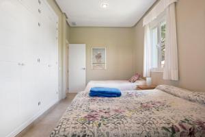 a bedroom with two beds and a window at Sol, playa y diversion en Roche in Roche