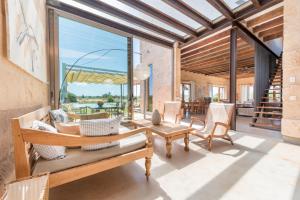 a living room with a bench and a table at Son Coranta in Campos
