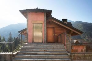 a small house with stairs leading to a door at Il Piccolo Sogno in Temù