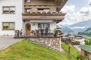 a house with a balcony with flowers on it at Ferienwohnung Dornauer in Hippach
