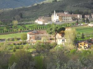 a village in the hills with a castle in the background at Calci - dal monte al mare in Calci