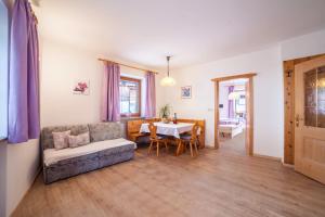 a living room with a couch and a table at Sonnenparadies Apartement 3 in Saltusio