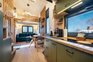 Küche und Wohnzimmer in einem Minihaus in der Unterkunft Tiny House Ingo John 'Shadow' in Sandstedt + 22 Fotos