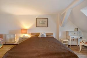 a bedroom with a large bed and a desk at Sechtlberggut in Plain