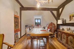 a dining room with a wooden table in a room at Sechtlberggut in Plain