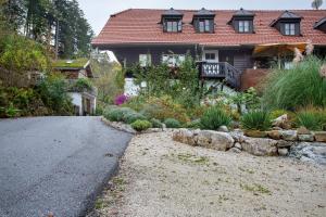 a house with a garden in front of a driveway at Sechtlberggut in Plain