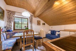 a living room with a table and a blue couch at Apartment Waldesruh in Mühlbach