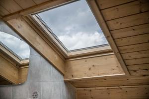 a skylight in a room with a wooden ceiling at Apartment Waldesruh in Mühlbach