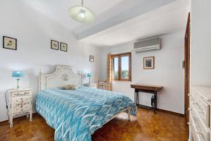 a white bedroom with a bed and a desk at Vila Portimão T5 com Piscina in Portimão +26 photos