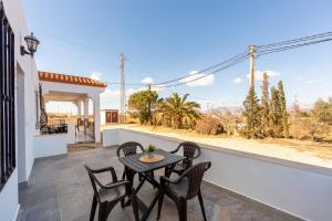 a table and chairs on the balcony of a house at Citronela in Níjar
