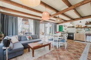 a living room with a blue couch and a table at Le Giarre - Villa Con Piscina in Marausa