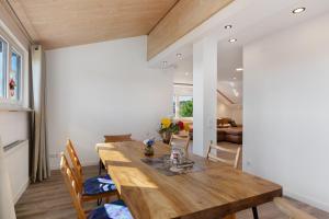a dining room with a wooden table and chairs at Ferienwohnung Markelfingen in Radolfzell am Bodensee