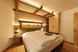 a bedroom with a large white bed in a room at Mühlanderhof Apt Endkopf in Resia