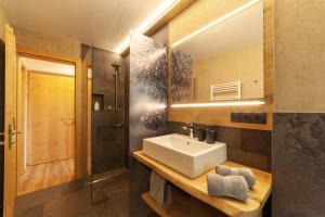 a bathroom with a sink and a mirror at Mühlanderhof Apt Endkopf in Resia