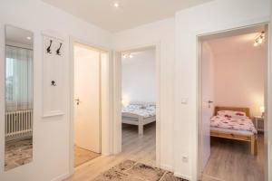 a room with a bedroom and a bed in it at Ferienwohnung Gartenstraße in Lindau-Bodolz
