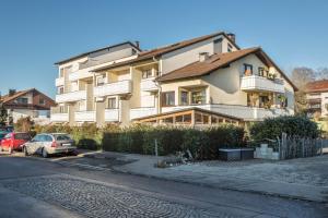a building with a car parked in front of it at Ferienwohnung Gartenstraße in Lindau-Bodolz