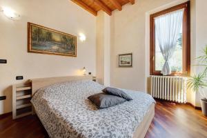 a bedroom with a bed and a large window at Wakesurfhouse 2 in Sulzano