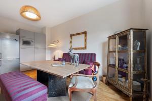 a dining room with a table and purple chairs at Wohnung Hildesheim in Hildesheim