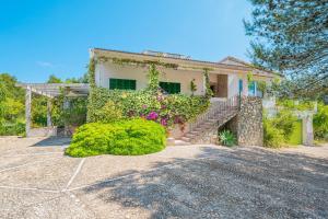 a house with a driveway in front of it at Villa Son Bibiloni in Algaida