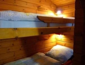 a room with two bunk beds in a cabin at Privatzimmer R und C Lohnherr in Lehnin