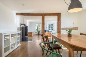 a kitchen and dining room with a wooden table and chairs at Ferienwohnung am Hopfengarten in Tettnang
