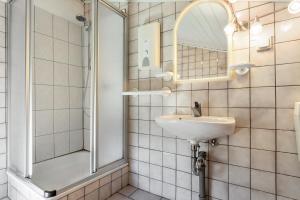 a bathroom with a sink and a shower at Kranichblick in Lüdershagen +26 photos