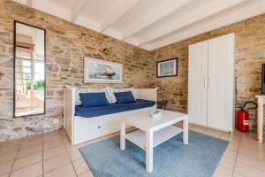 a bedroom with a bed and a table at La Maison du Gardien in Portsall