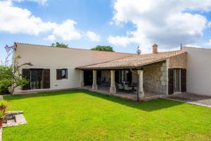 an exterior view of a house with a yard at Finca Can Xerpeta in Son Servera