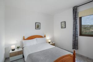a bedroom with a large bed and a window at El Granero in Moya